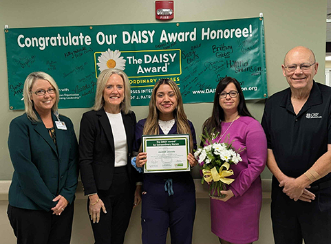 Jazmin Zavala receiving DAISY Award.